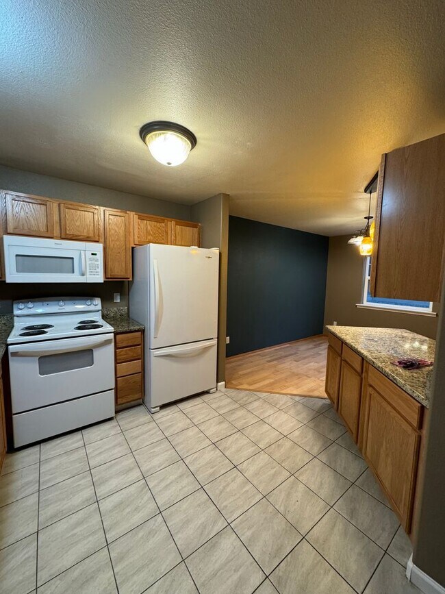 Building Photo - 3 bedroom 2 1/2 bath two story in Nice Ros...