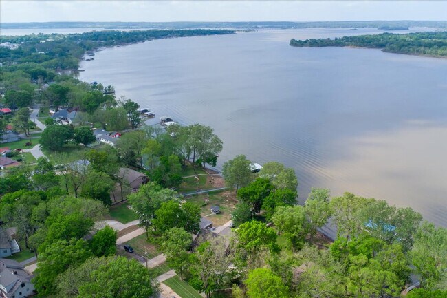Building Photo - 1115 Red Bud Dr