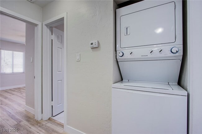 Building Photo - 1046 E Hassett Ave