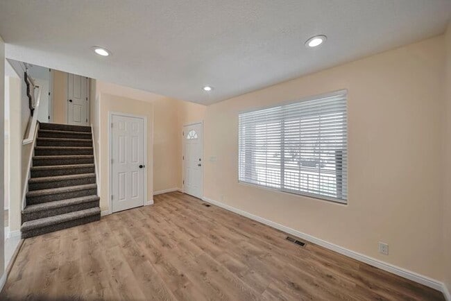 Building Photo - Awesome remodel home in great location w a...