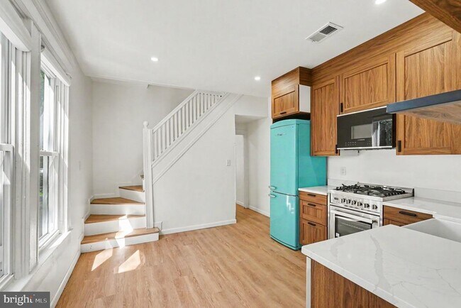 Building Photo - 3033 Barclay St