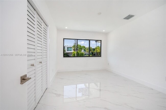 Building Photo - 1621 S Treasure Dr