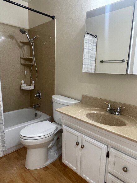 Hallway Bathroom - 1650 Farm Bureau Rd