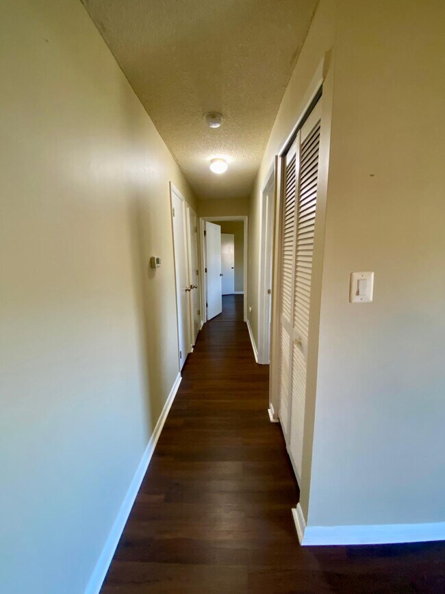 Building Photo - 2403 Ravens Crest Dr