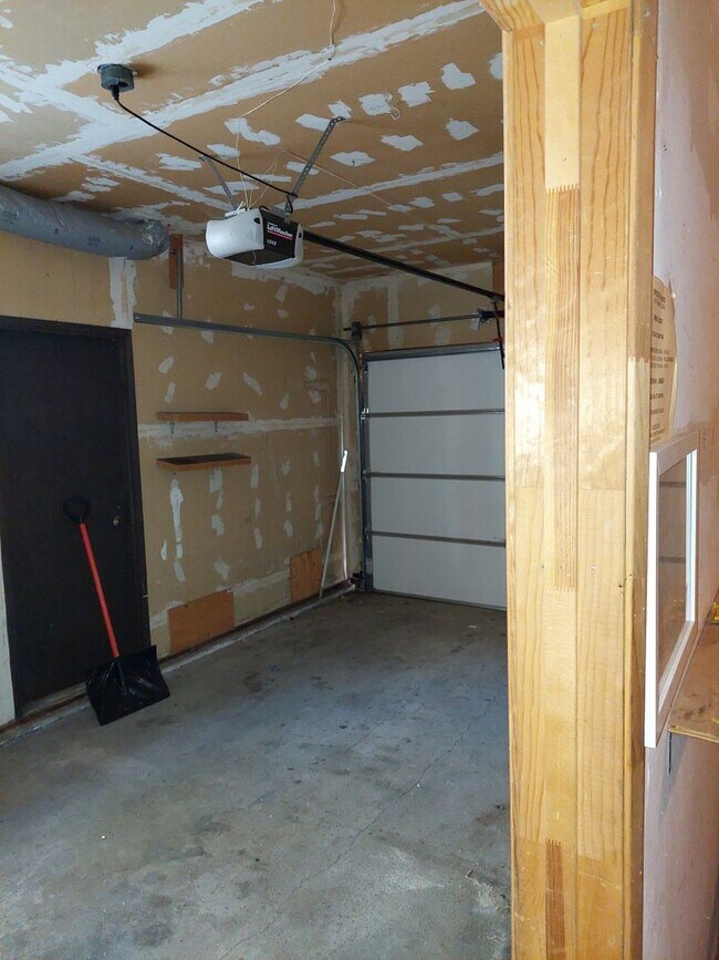 Building Photo - Large furnished 4 bedroom home with 2 car ...