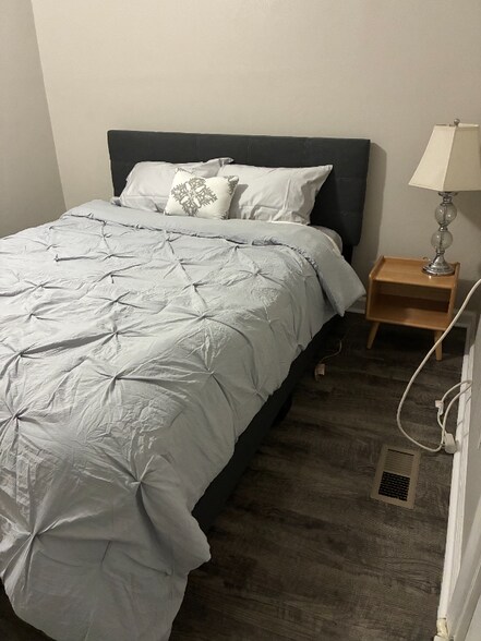 Building Photo - 4418 N Cypress Ave