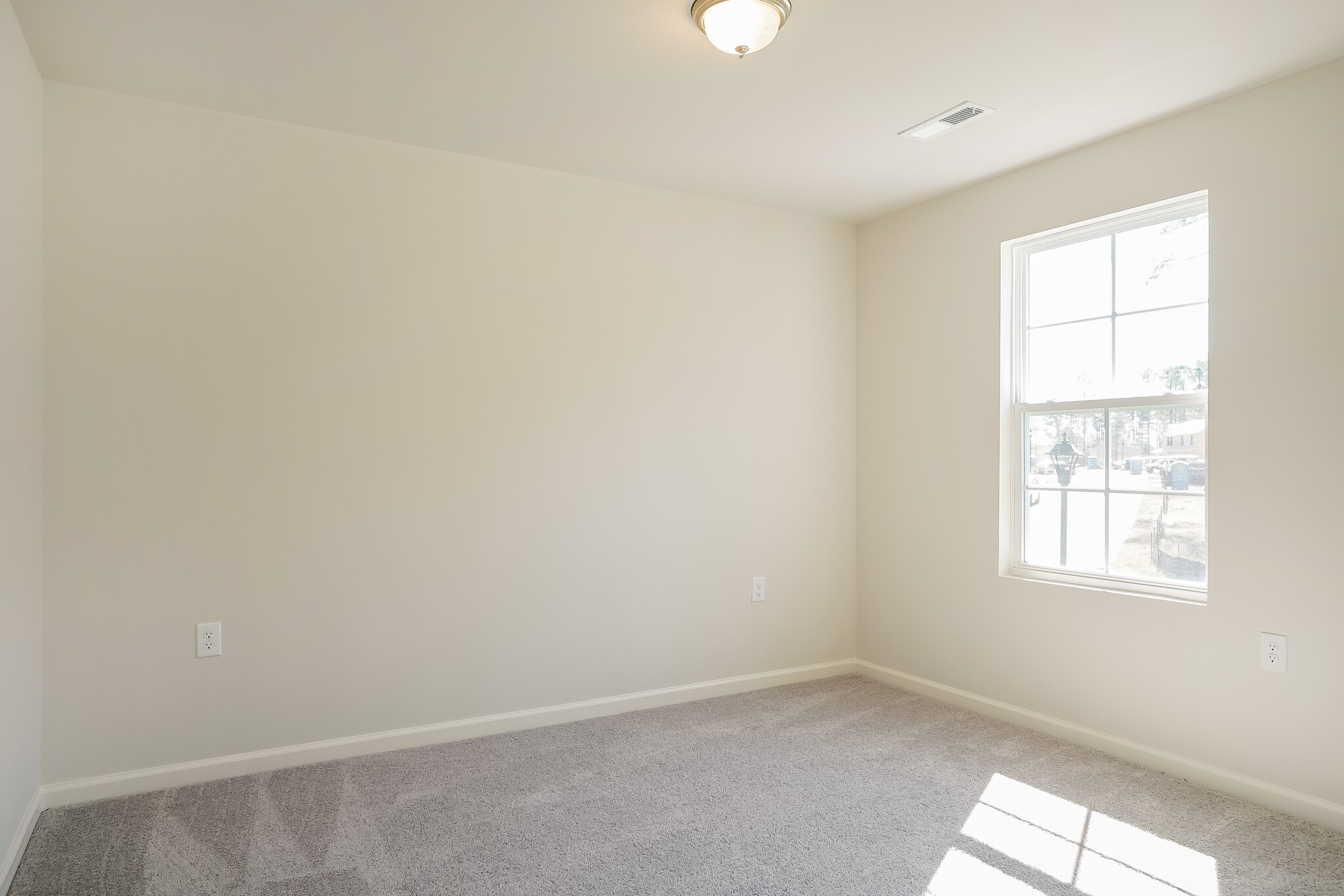 Building Photo - 668 Savanac St SE