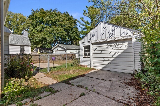 Building Photo - 4918 N Berkeley Blvd