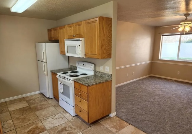 Building Photo - 2 Bed 1 Bath Upper Condo - with Optix inte...