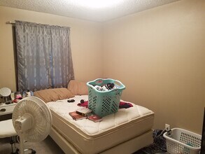 Building Photo - Cedar Falls House Available June 1st