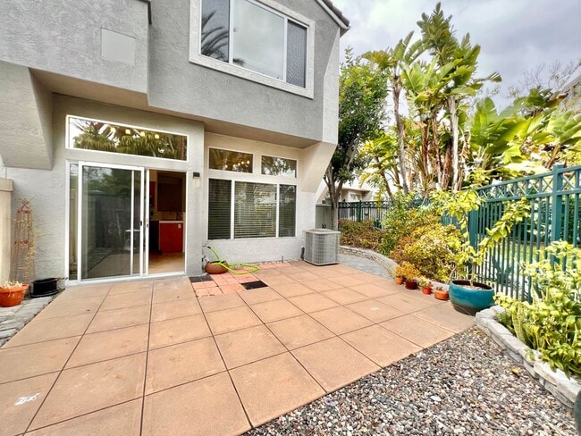 Building Photo - Beautiful 2Bd/2.5Ba with office located in...