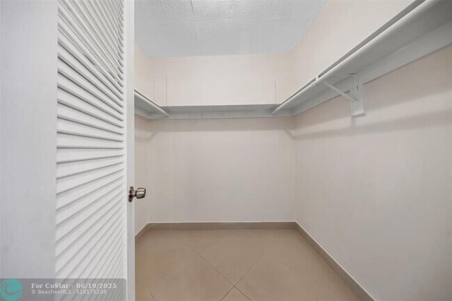 Building Photo - 2850 N Palm Aire Dr