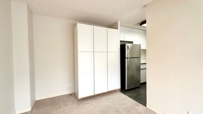 Building Photo - SPACIOUS 2 BED/2 BATH/1 PRKG & WASHER/DRYE...