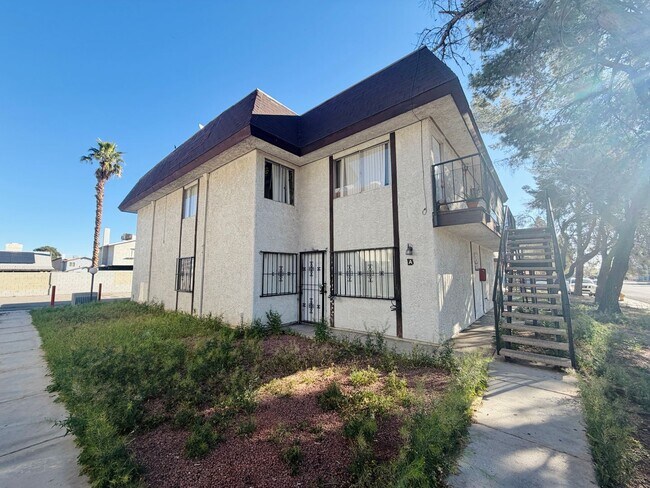 Building Photo - Super central 2 bedroom condo with tile & laminate flooring and in unit laundry! Home is very con...