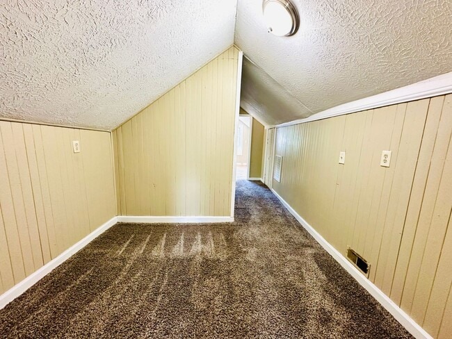 Building Photo - Updated FOUR bedroom home in South Louisville