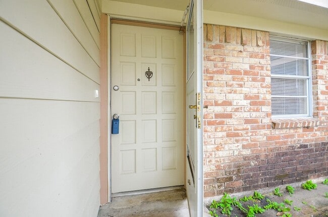 Building Photo - 818 Overland St