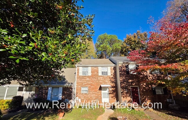 Building Photo - Amazing 2 bedroom, 1.5 bath townhome/ Great Roommate Floorplan / Great Location