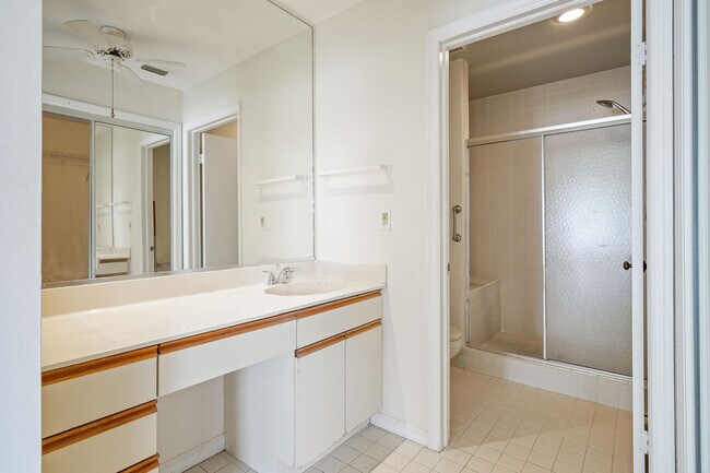 Building Photo - 10910 Lakemore Ln