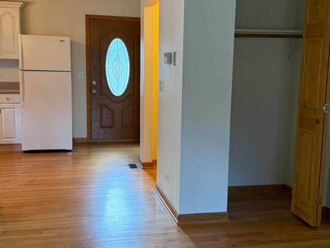 Building Photo - 125 Maple Ct