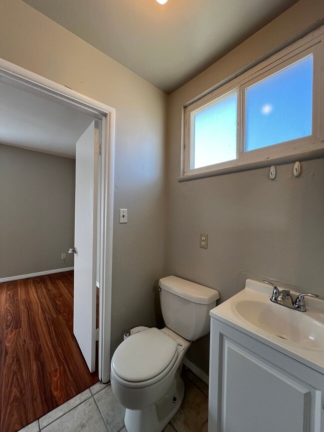 Building Photo - 3 Bedroom 2 Bathroom House Located Near Ca...