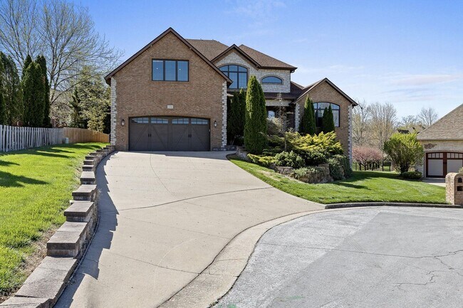 Building Photo - 5 Bedroom Dream Home!