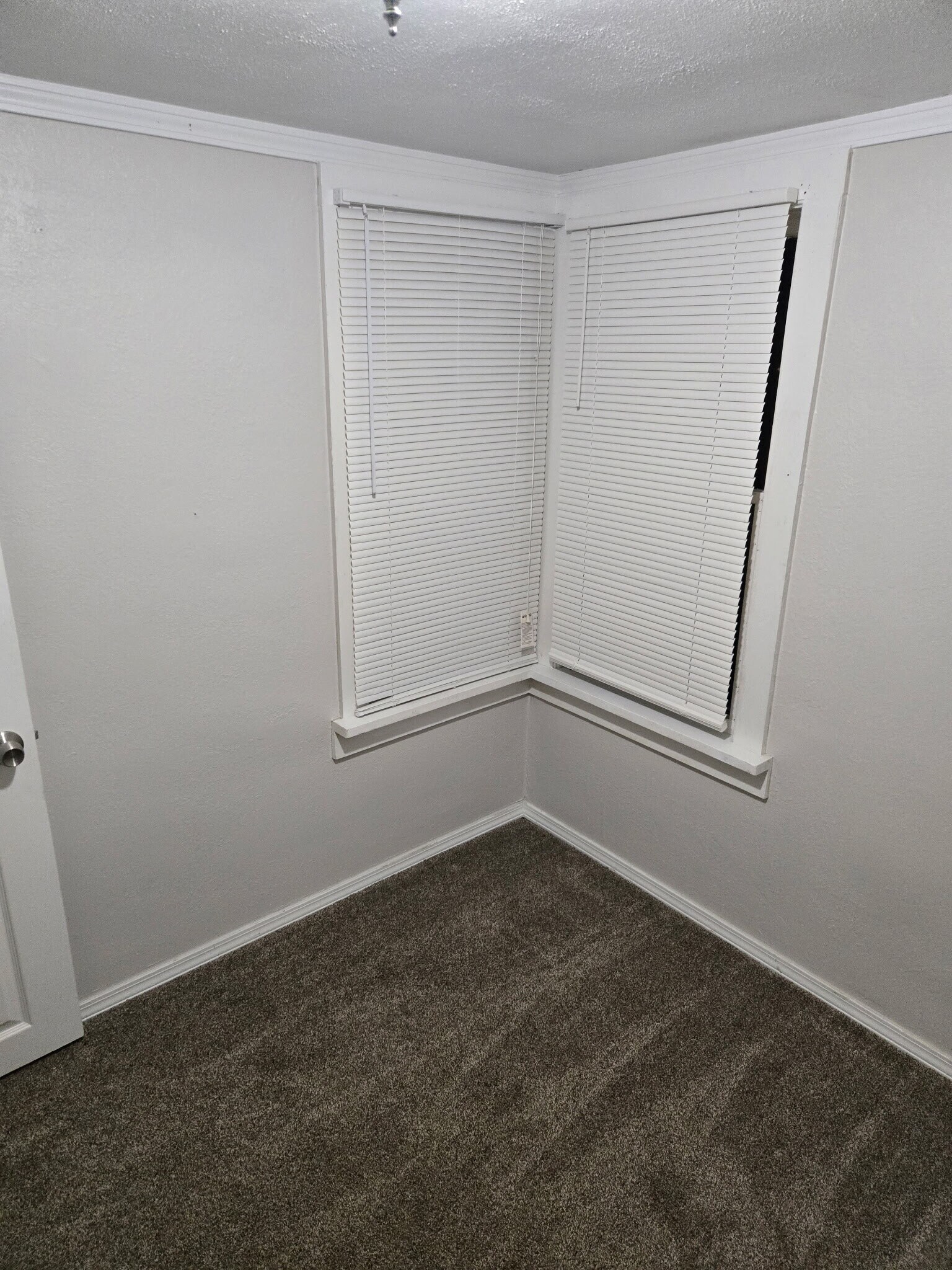 Building Photo - 617 S Lake Dr