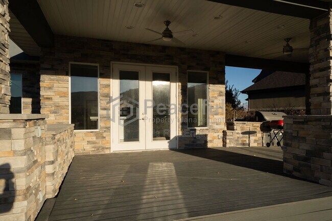 Building Photo - 1867 S Prairie Pond Rd