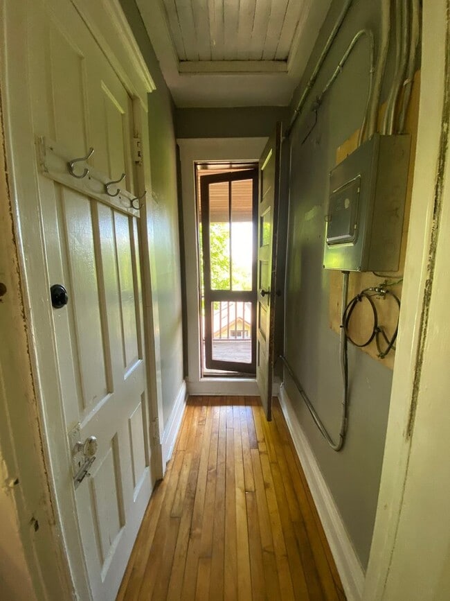 Building Photo - 920 E 5th St