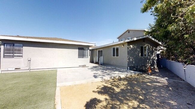 Building Photo - 7BD/3BA, Big Driveway!! (Lease out, pendin...