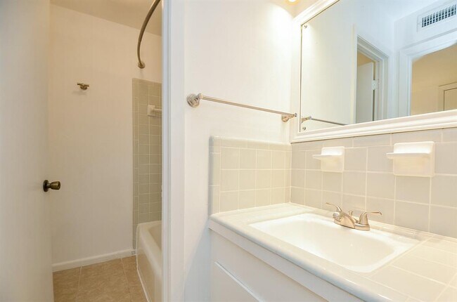 Building Photo - 8810 Ilona Ln