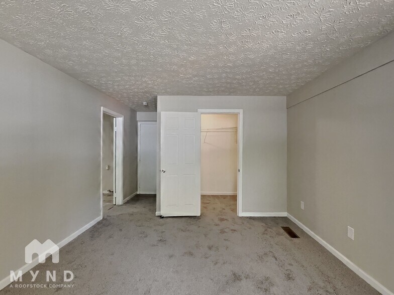 Building Photo - 6125 Roselawn Dr