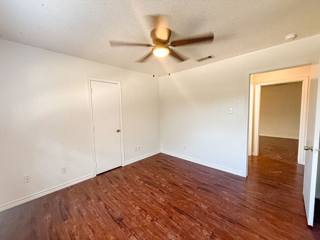 Building Photo - 612-614 Towne House Ln