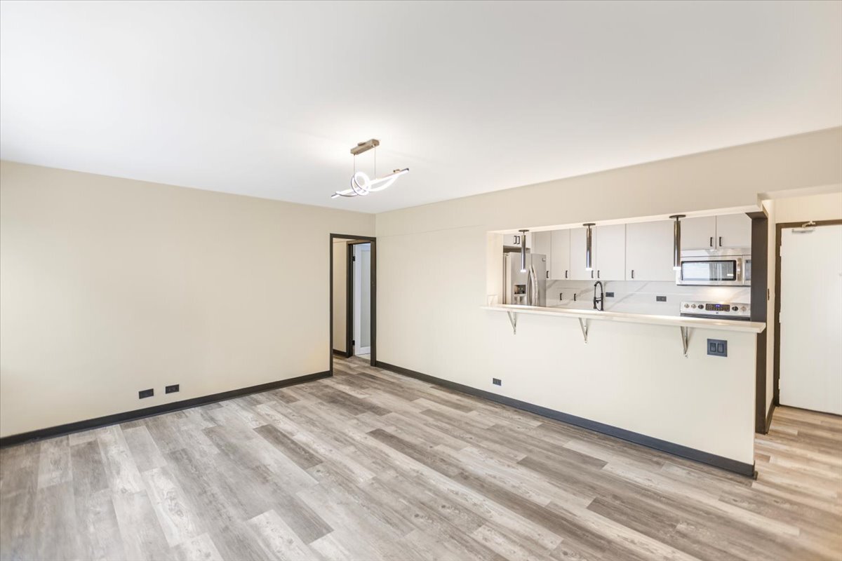Building Photo - 7337 S South Shore Dr