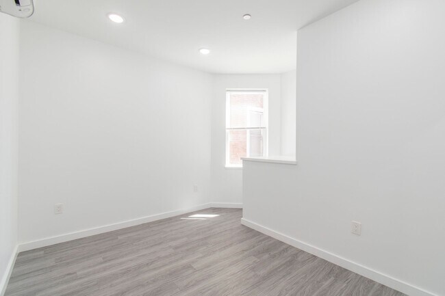 Building Photo - New! Renovated & Modern Apartment