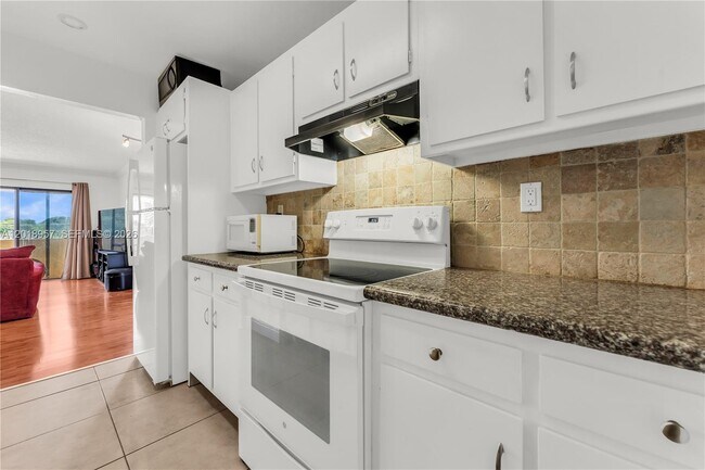 Building Photo - 525 Coral Wy
