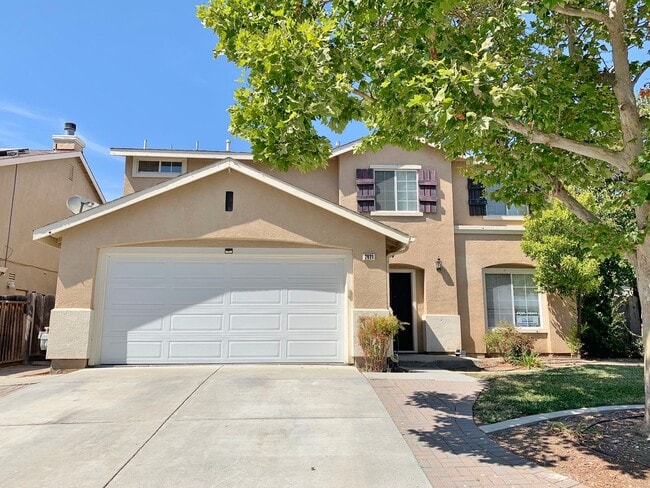 Building Photo - 4 Bedroom Home in Hollister