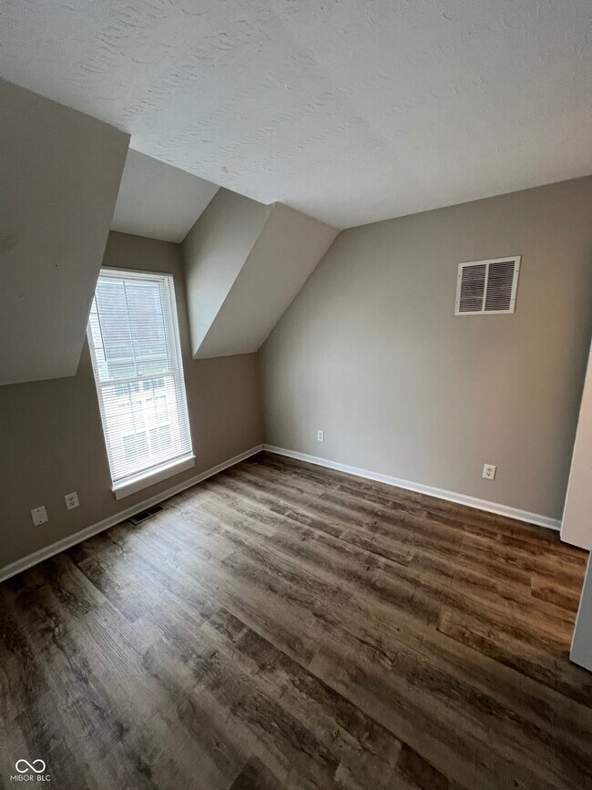Building Photo - 965 W 30th St