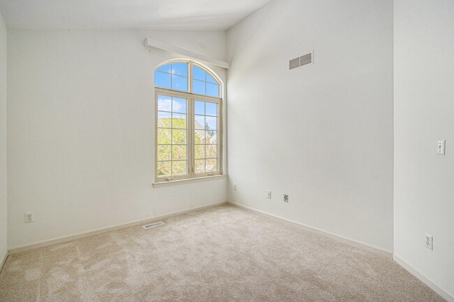 Building Photo - 5913 Lafayette Ln