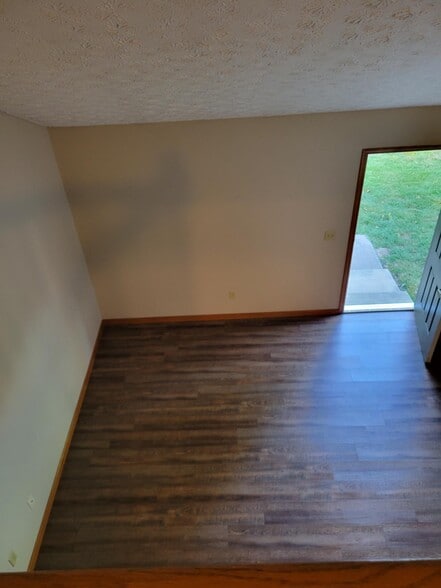 Building Photo - 701 Village Dr