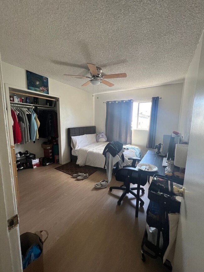 Building Photo - 10 bedrooms 7 bathrooms- 5 master bedrooms total!