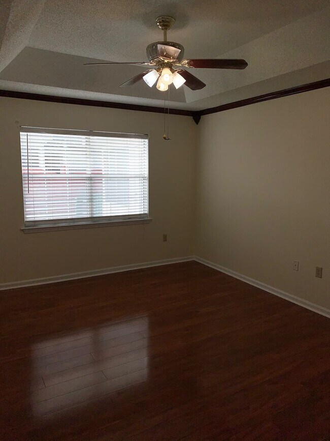 Building Photo - 3 bed 2 bath