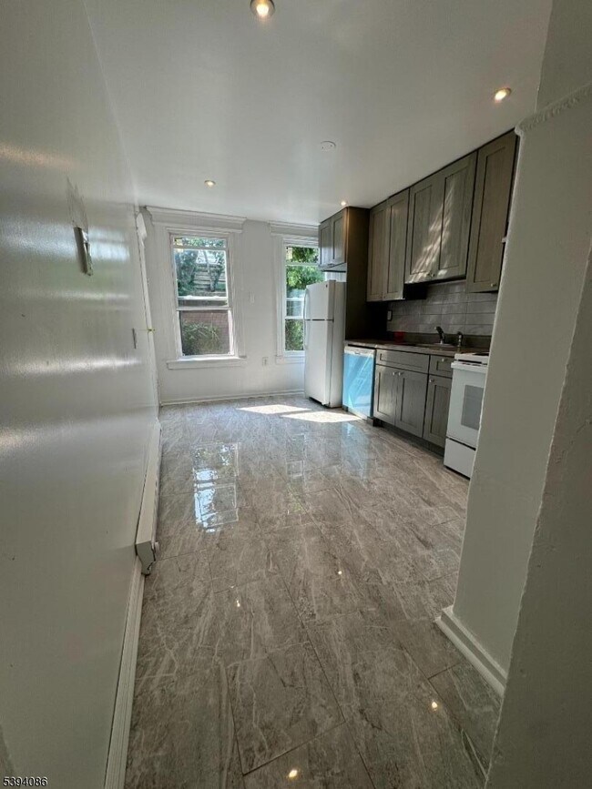 Building Photo - 205 N Clinton St