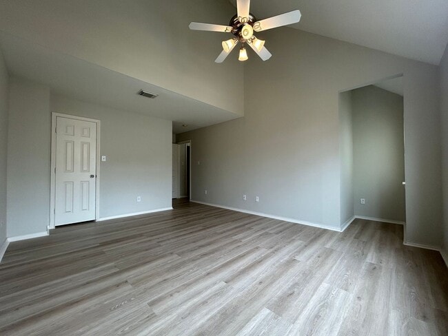 Building Photo - Beautiful 2 bedroom 1.5 bath townhome