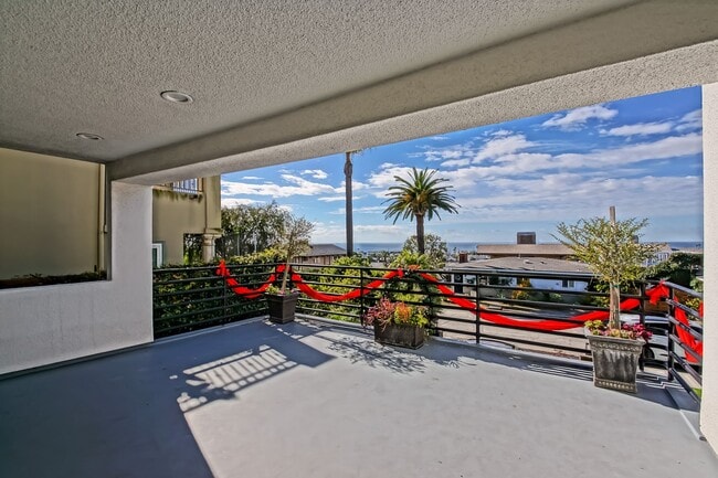 Building Photo - Beautifully Remodeled, 4BR4.5BA Hill Section Home w/ Amazing Panoramic Ocean Views, 3 Decks, Atri...