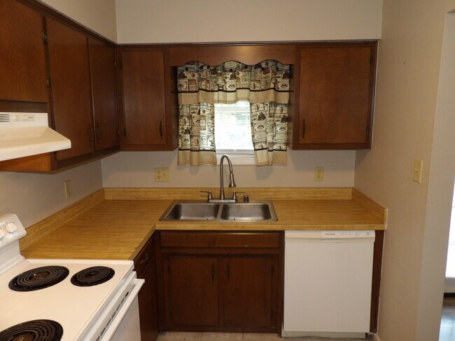 Building Photo - 204 Landings Dr