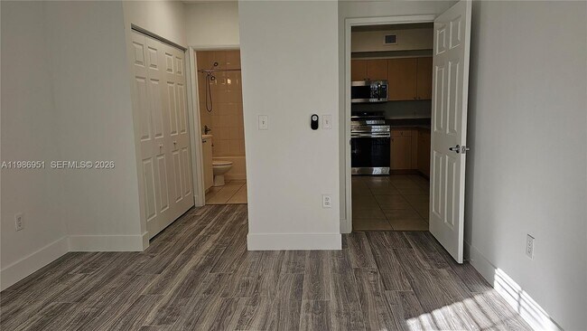 Building Photo - 8040 N Nob Hill Rd