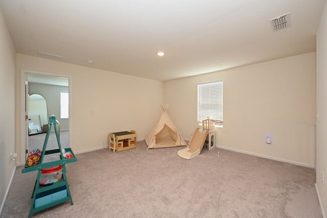 Building Photo - **RARE FIND: LIKE NEW, ONE-OWNER, 5-BED, 3-BATH HOME BUILT IN 2025 IN A NEIGHBORHOOD WITH RESORT-...