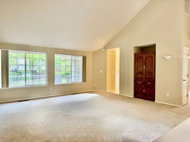 Building Photo - Spacious 3 Bed + Office | 3 Bath | 3-Car G...