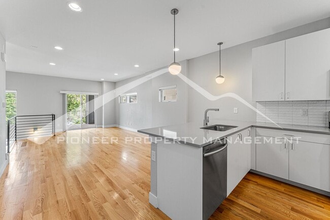 Building Photo - Spacious Townhouse with Washer/Dryer and G...