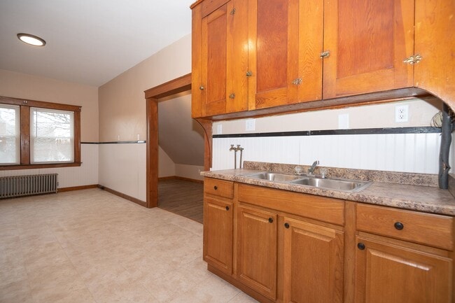 Building Photo - Convenient Location & Updated Amenities!